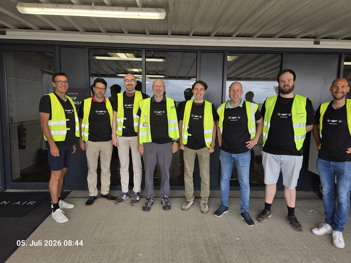Gemeinsame Reisegruppe vor dem Abflug