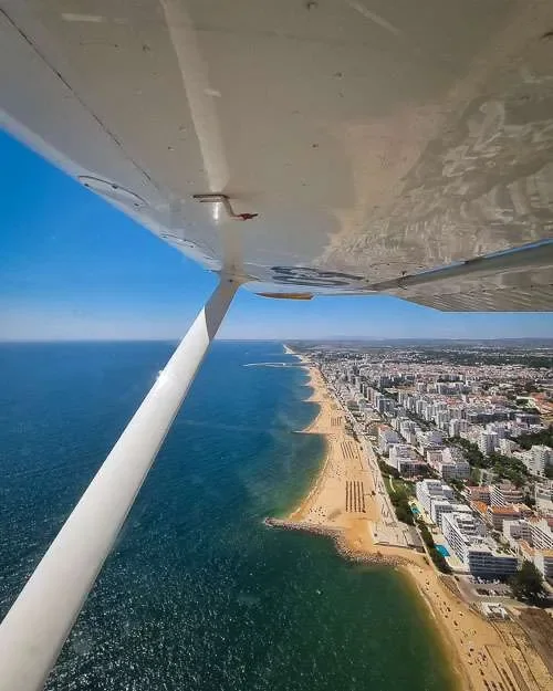 Flug entlang der Küste bei Portimão