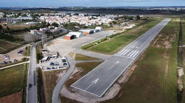 Landebahn des Flugplatzes Portimão